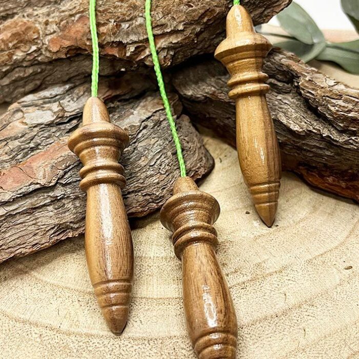 Pendulo egipcio Karnak en madera de nogal